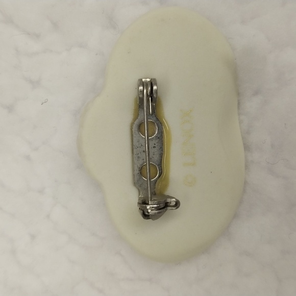 Lenox Brooch Set. 2 pins 24KT gold on Cream Porcelain. Bird and Hat - Picture 4 of 7